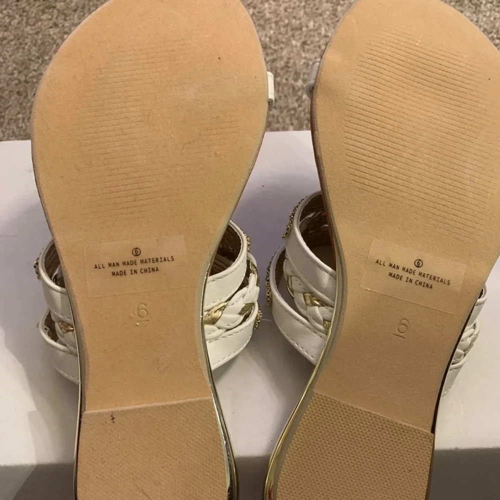 ❌SOLD❌White and Gold flat sandals - Picture 3 of 3